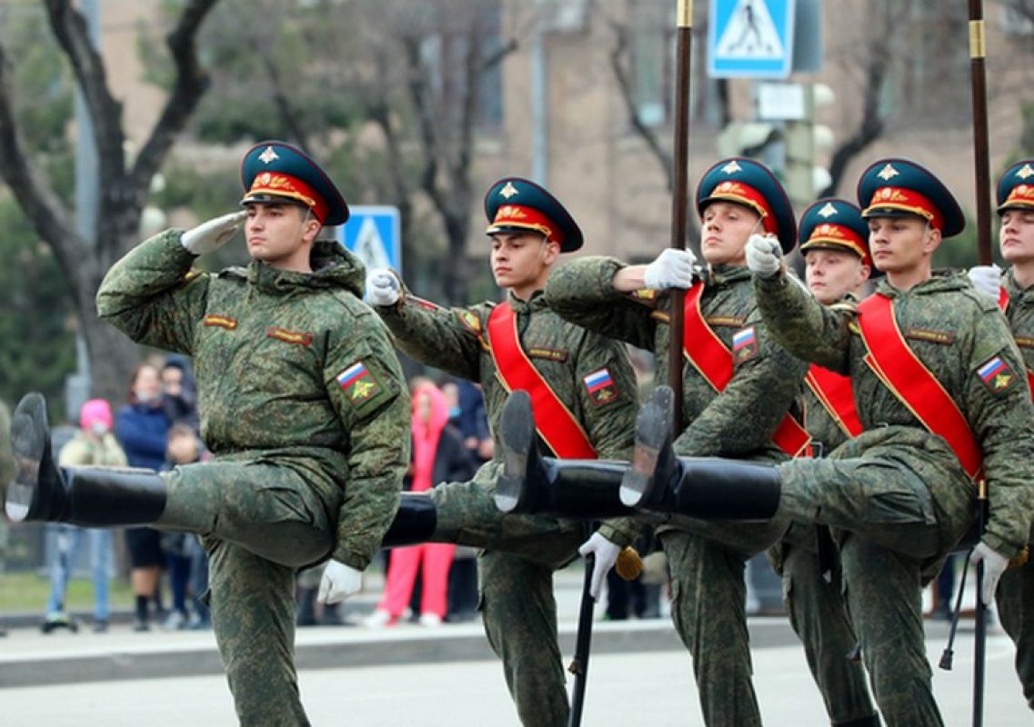 Чеканя шаг, готовимся к Параду