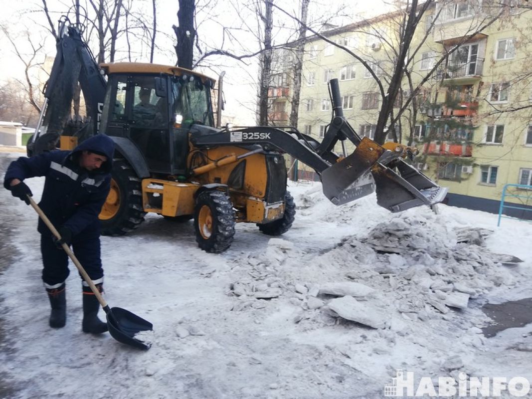 Уже весна близко, а Хабаровск все еще борется со снегом