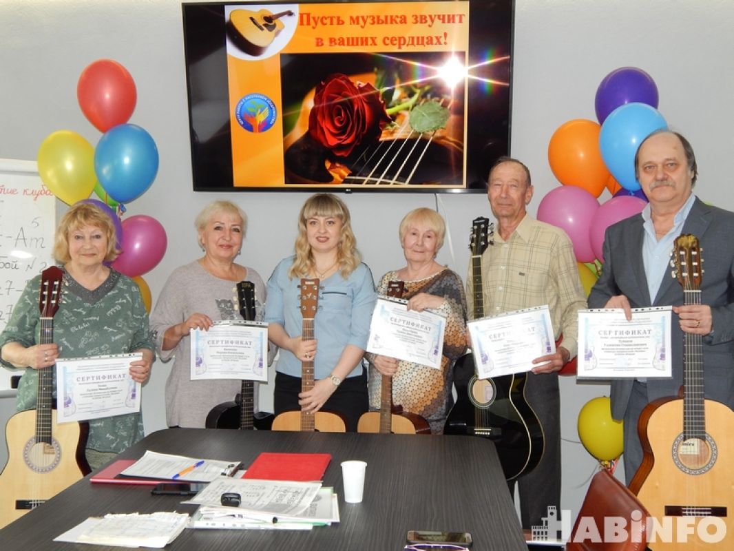 Красивые песни под гитару сыграли пенсионеры на итоговом занятии